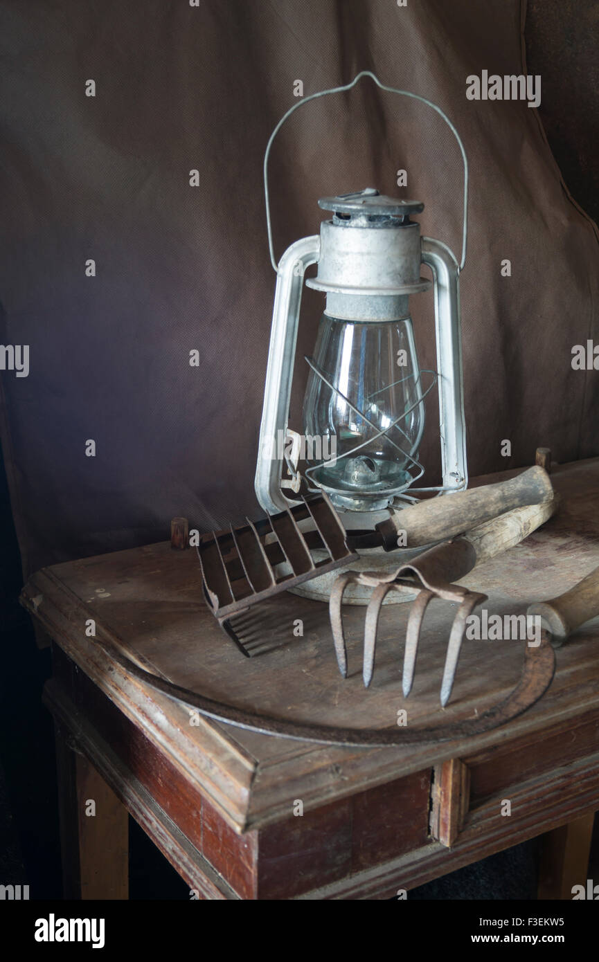 Il vecchio gli averi in appoggio su un tavolo di legno Foto Stock