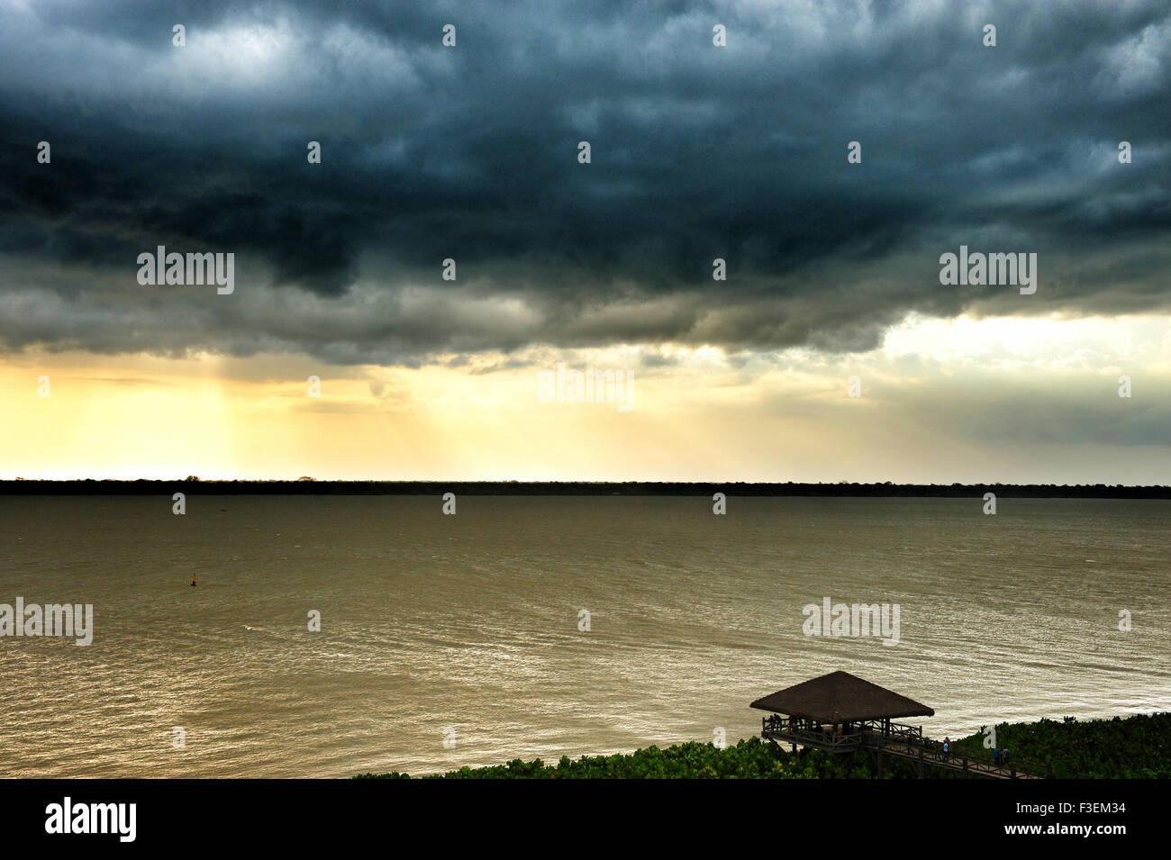 Tramonto in linea costiera di Belem di para, Brasile Foto Stock