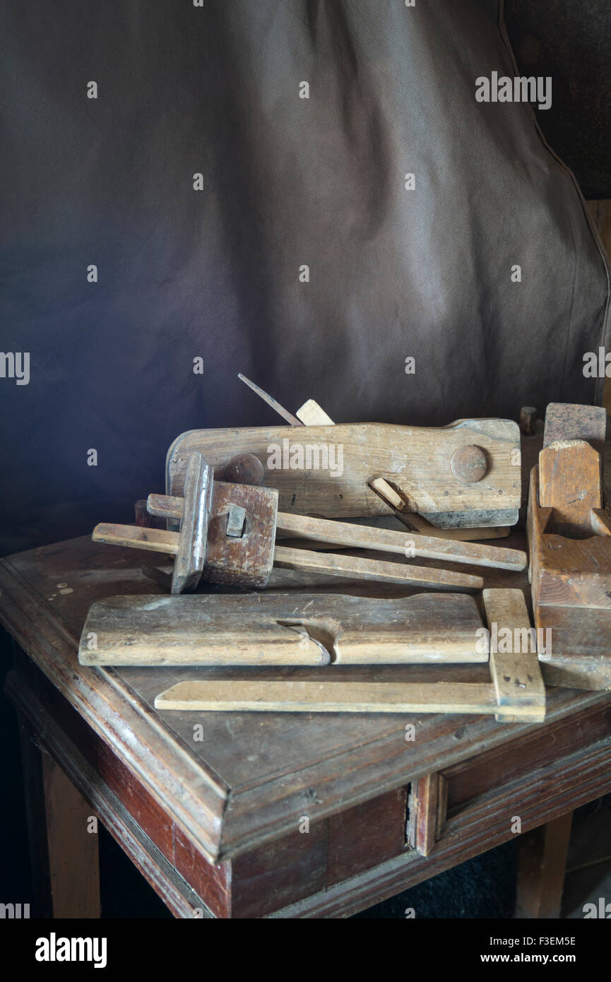 Il vecchio falegname gli strumenti in appoggio su un tavolo di legno Foto Stock