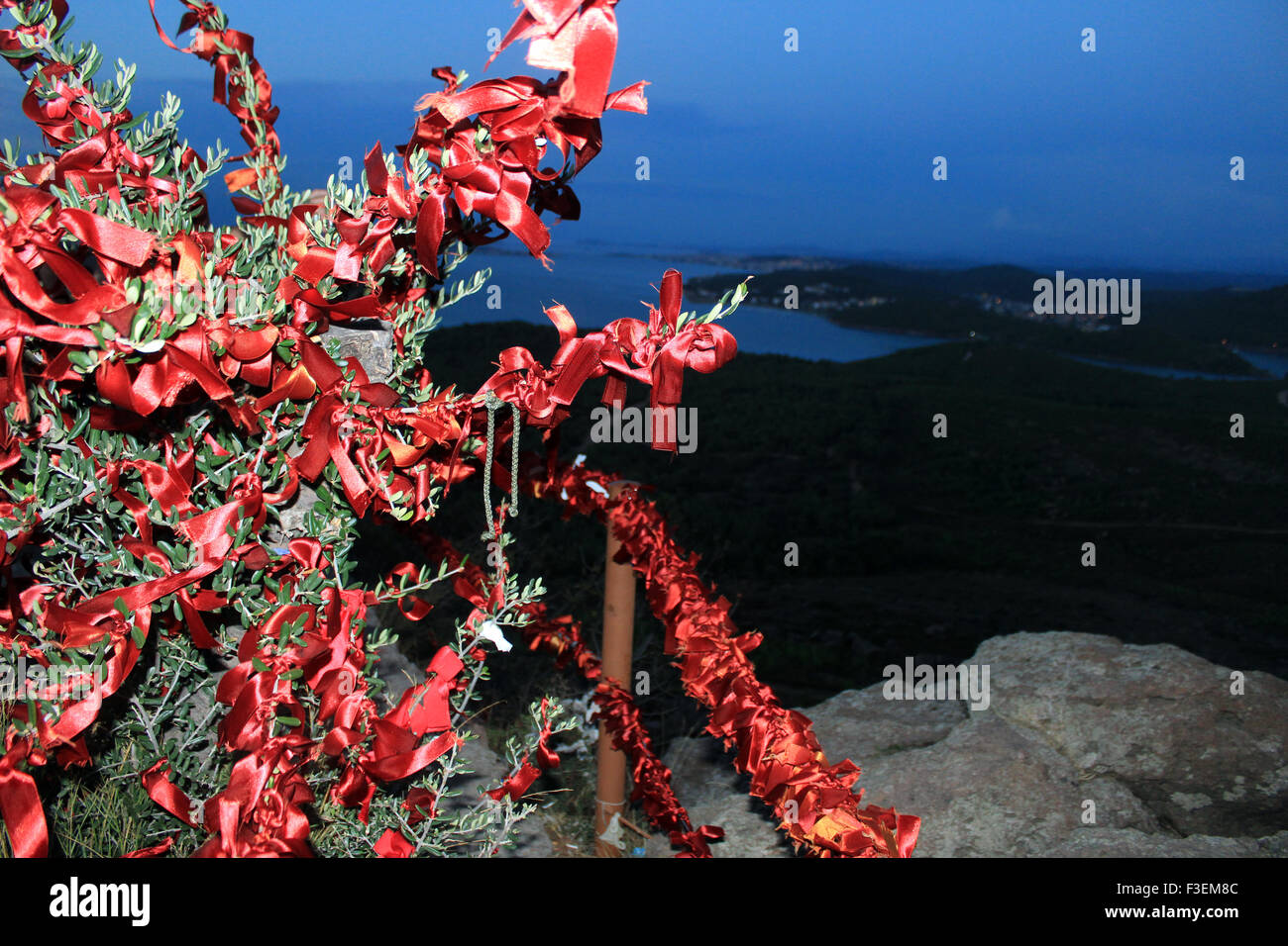 Del diavolo (banchetti Seytan Sofrasi), Ayvalik, Turchia, albero con auguri, tramonto sulla baia Foto Stock