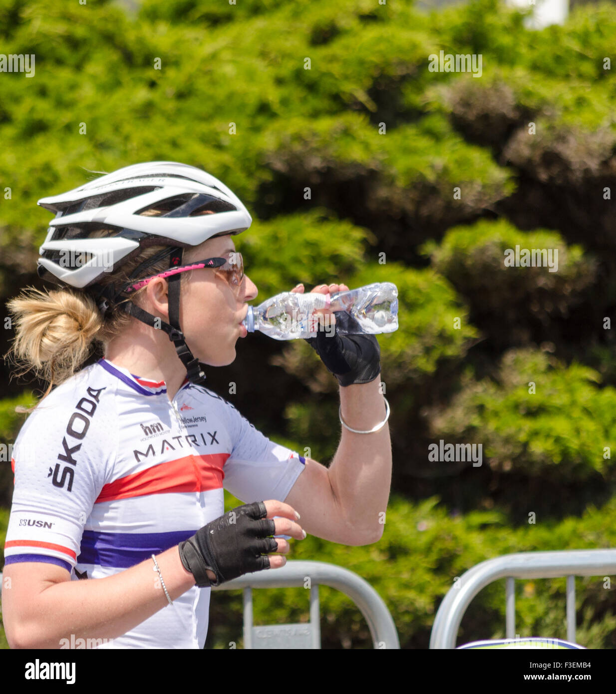 Donna ciclista acqua potabile da una bottiglia Foto Stock