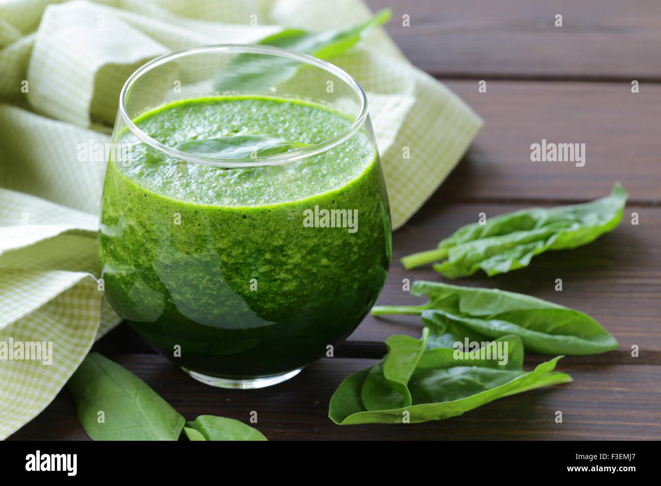 Organici naturali verde smoothie spinaci - cibo sano Foto Stock