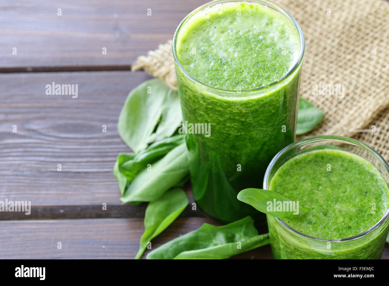 Organici naturali verde smoothie spinaci - cibo sano Foto Stock