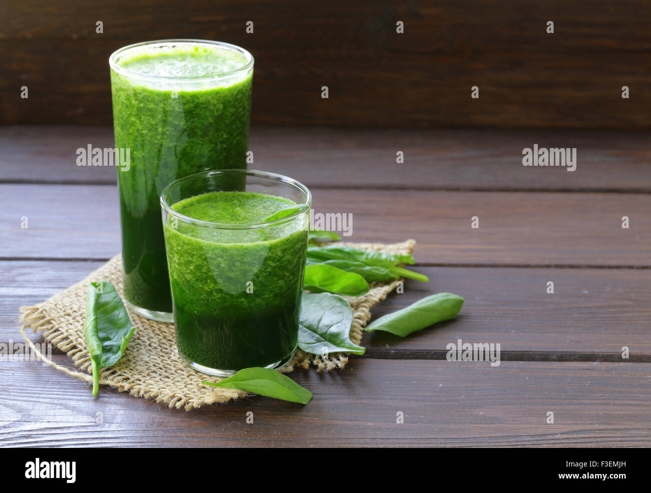 Organici naturali verde smoothie spinaci - cibo sano Foto Stock