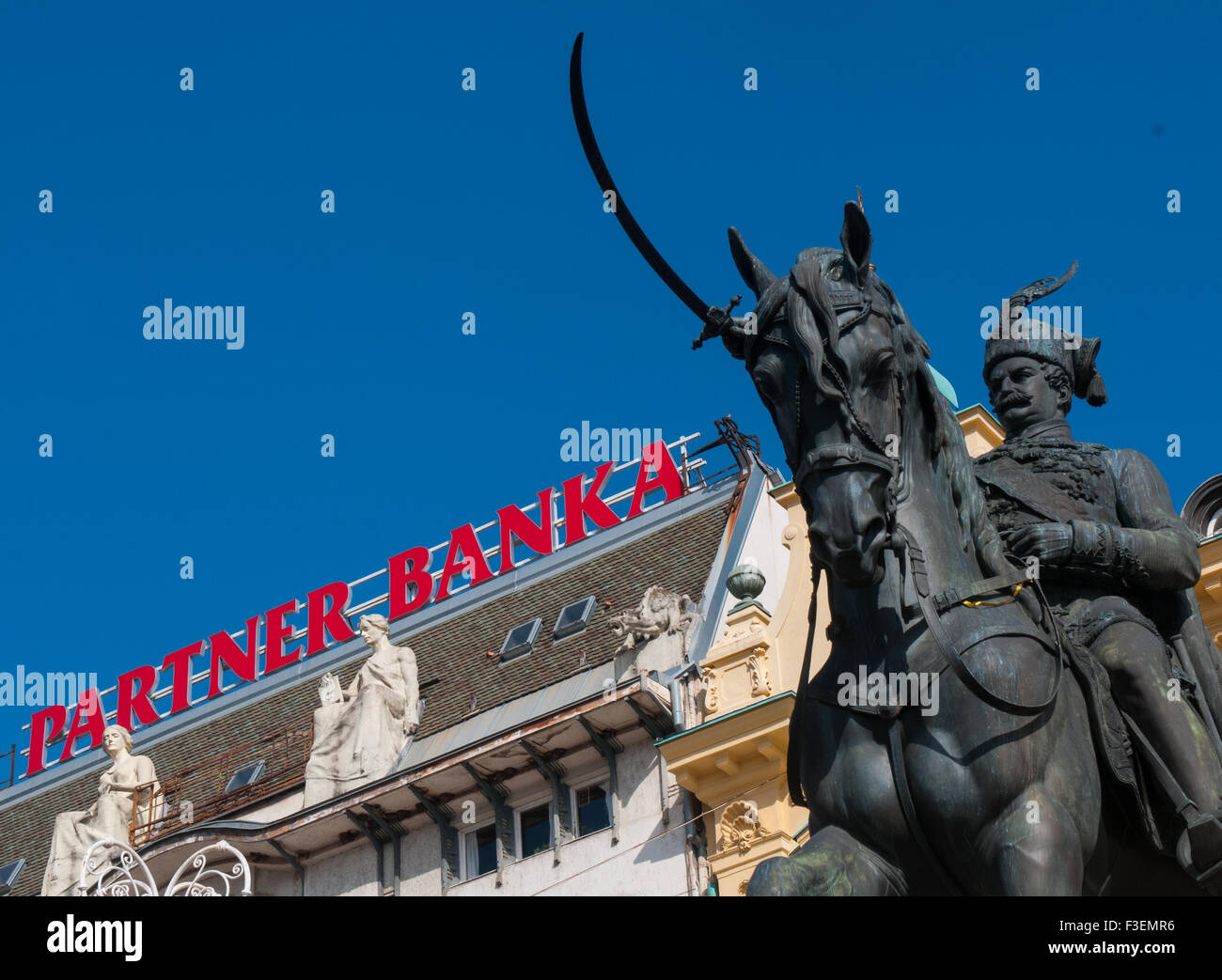 Statua della banca e nel centro della città di Zagreb Foto Stock