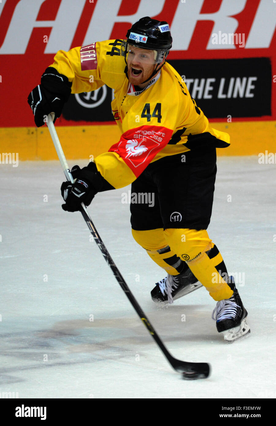 Litvinov, Repubblica Ceca. 06 ott 2015. Jamie Fraser di capitali durante l'hockey su ghiaccio Champions League 1° round play off match HC Verva Litvinov vs Vienna capitelli in Litvinov, Repubblica Ceca, Ottobre 6, 2015. © Libor Zavoral/CTK foto/Alamy Live News Foto Stock