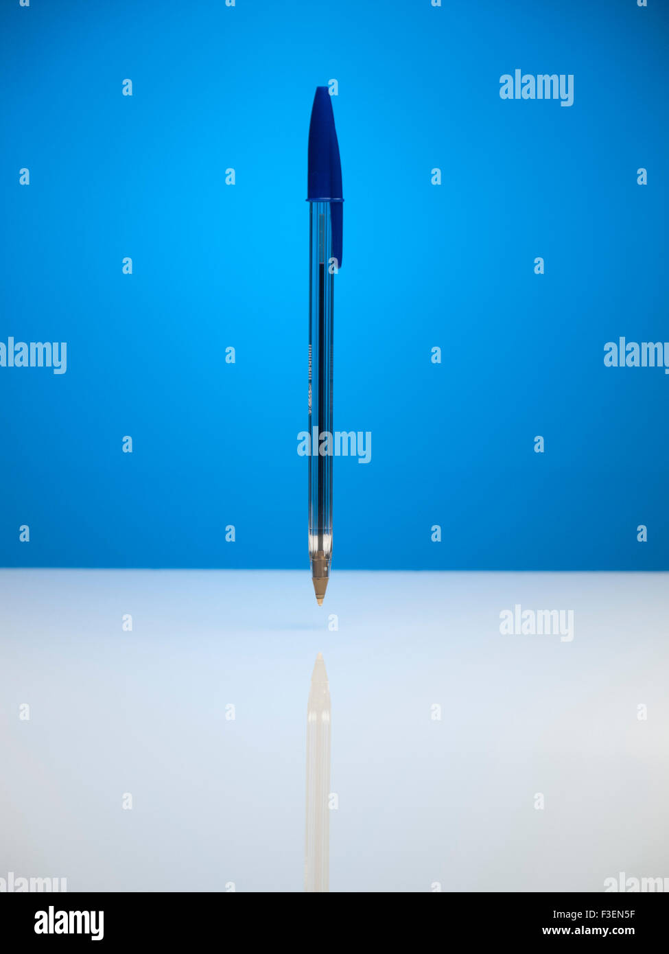 Bic Crystal penna blu sospese su sfondo blu Foto Stock