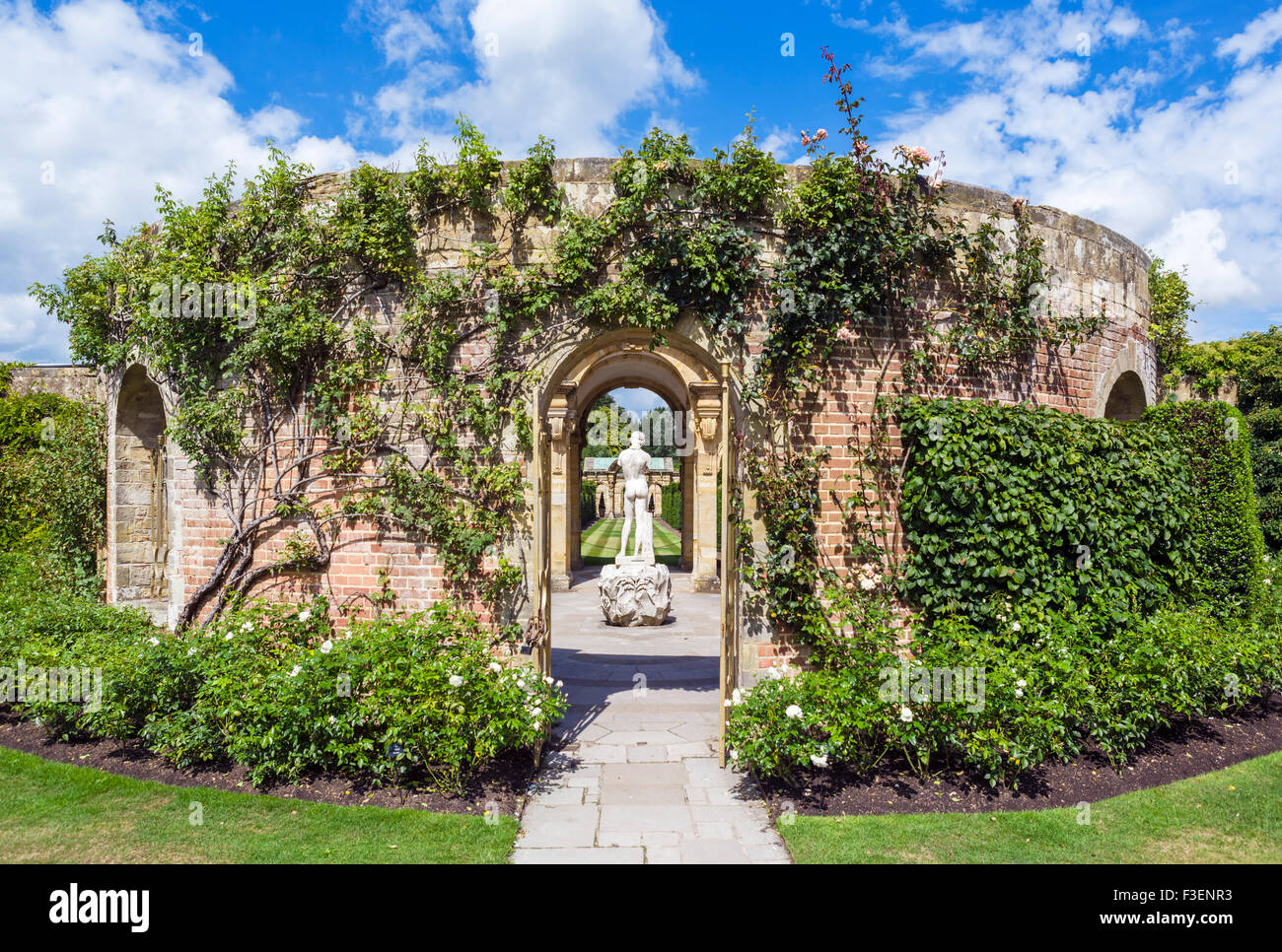 I Giardini di Castello di Hever, casa di famiglia di Anne Boleyn, Hever, Kent, England, Regno Unito Foto Stock