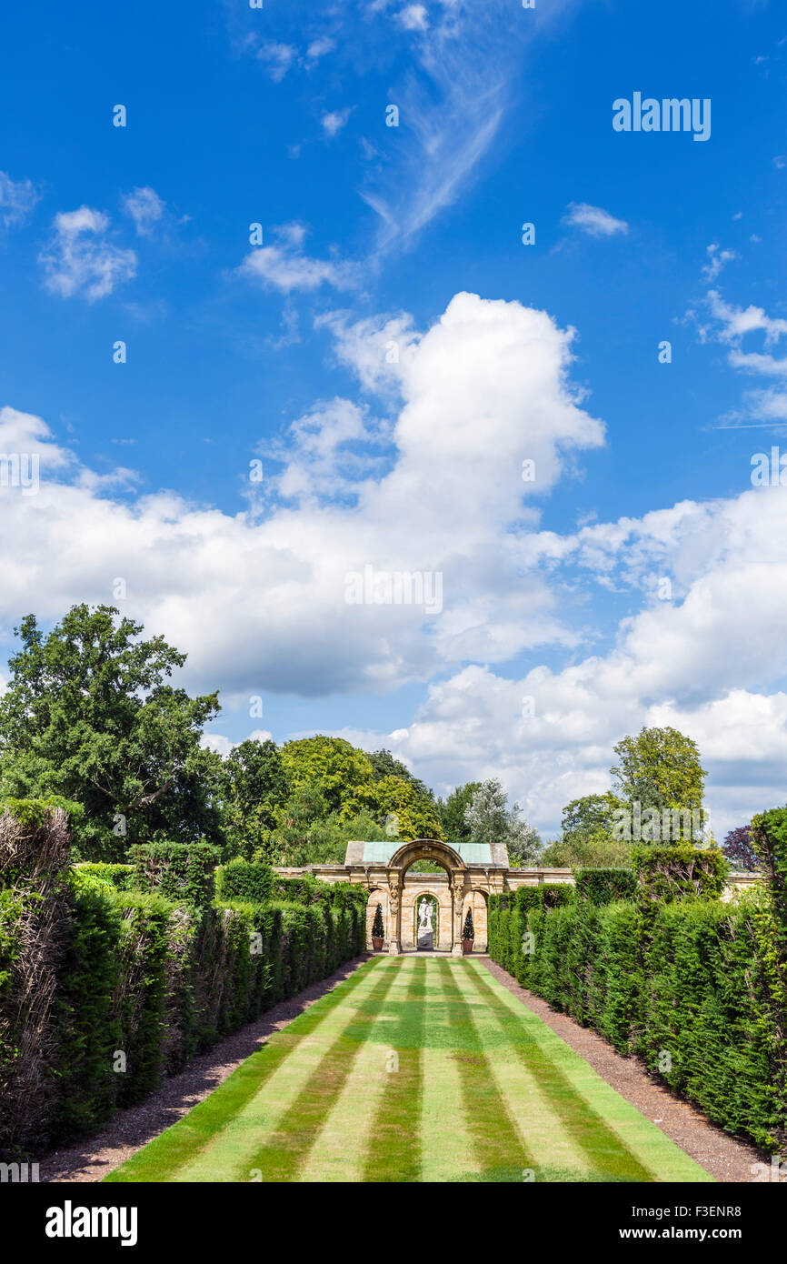 I Giardini di Castello di Hever, casa di famiglia di Anne Boleyn, Hever, Kent, England, Regno Unito Foto Stock