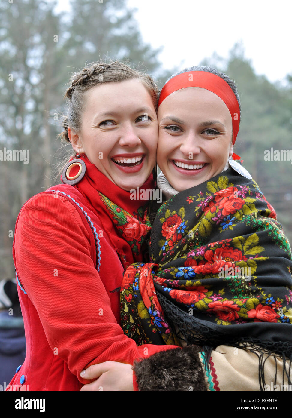 Outdoor ritratto di due giovani donne ucraine Foto Stock