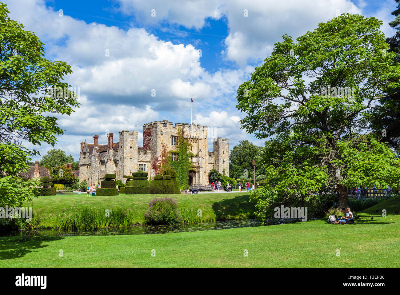 Coppia avente un picnic nella parte anteriore del castello di Hever, casa di famiglia di Anne Boleyn, Hever, Kent, England, Regno Unito Foto Stock