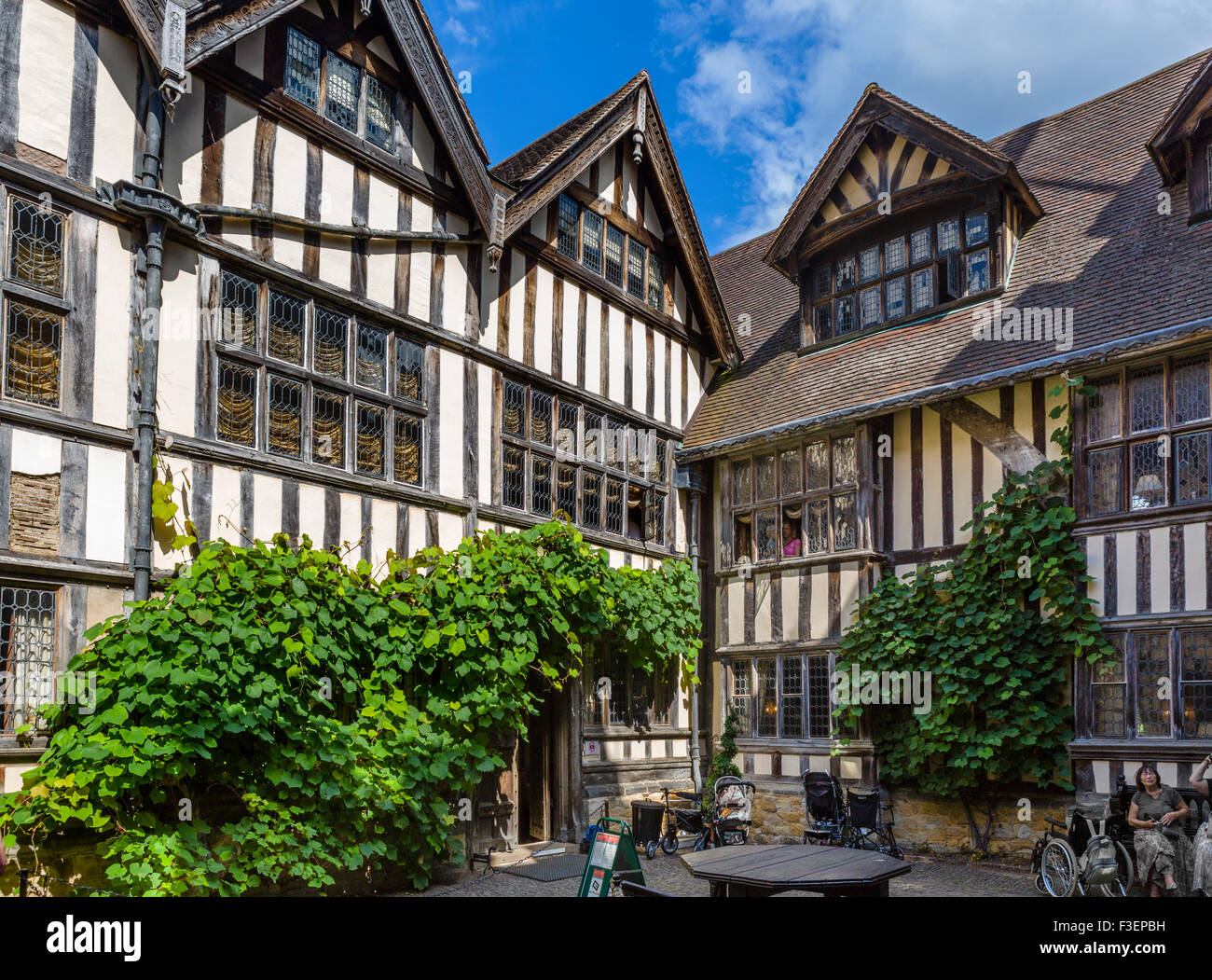 Cortile del Castello di Hever, casa di famiglia di Anne Boleyn, Hever, Kent, England, Regno Unito Foto Stock