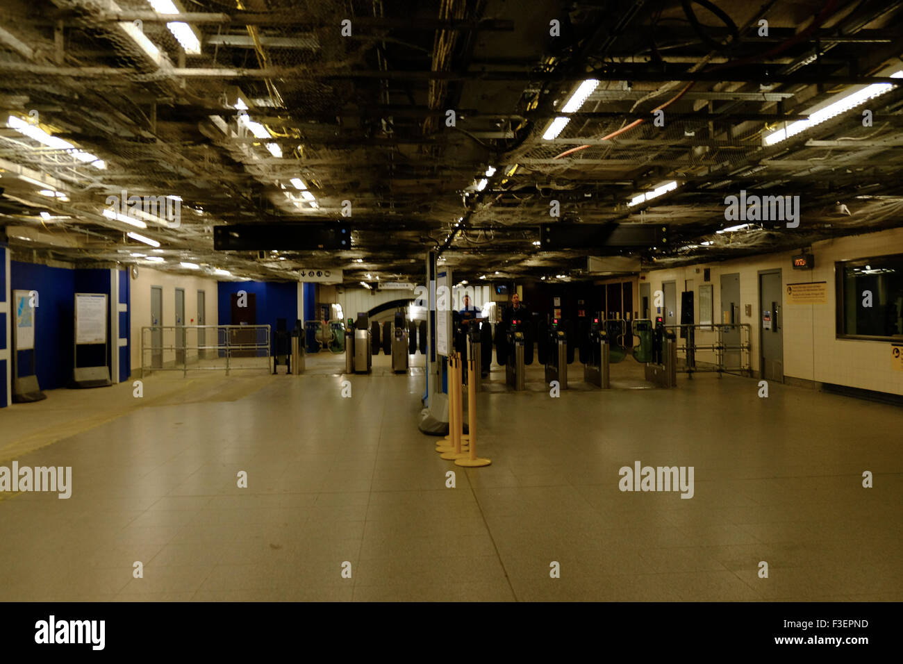 Stazione di vuoto durante le ore di punta alla Vauxhall , anche se i treni sono ancora in corso di esecuzione e di personale dice molti sarà funzionante fino a loro turno finisce alle 22.00 con: atmosfera, vista in cui: Londra, Regno Unito quando: 05 Ago 2015 Foto Stock