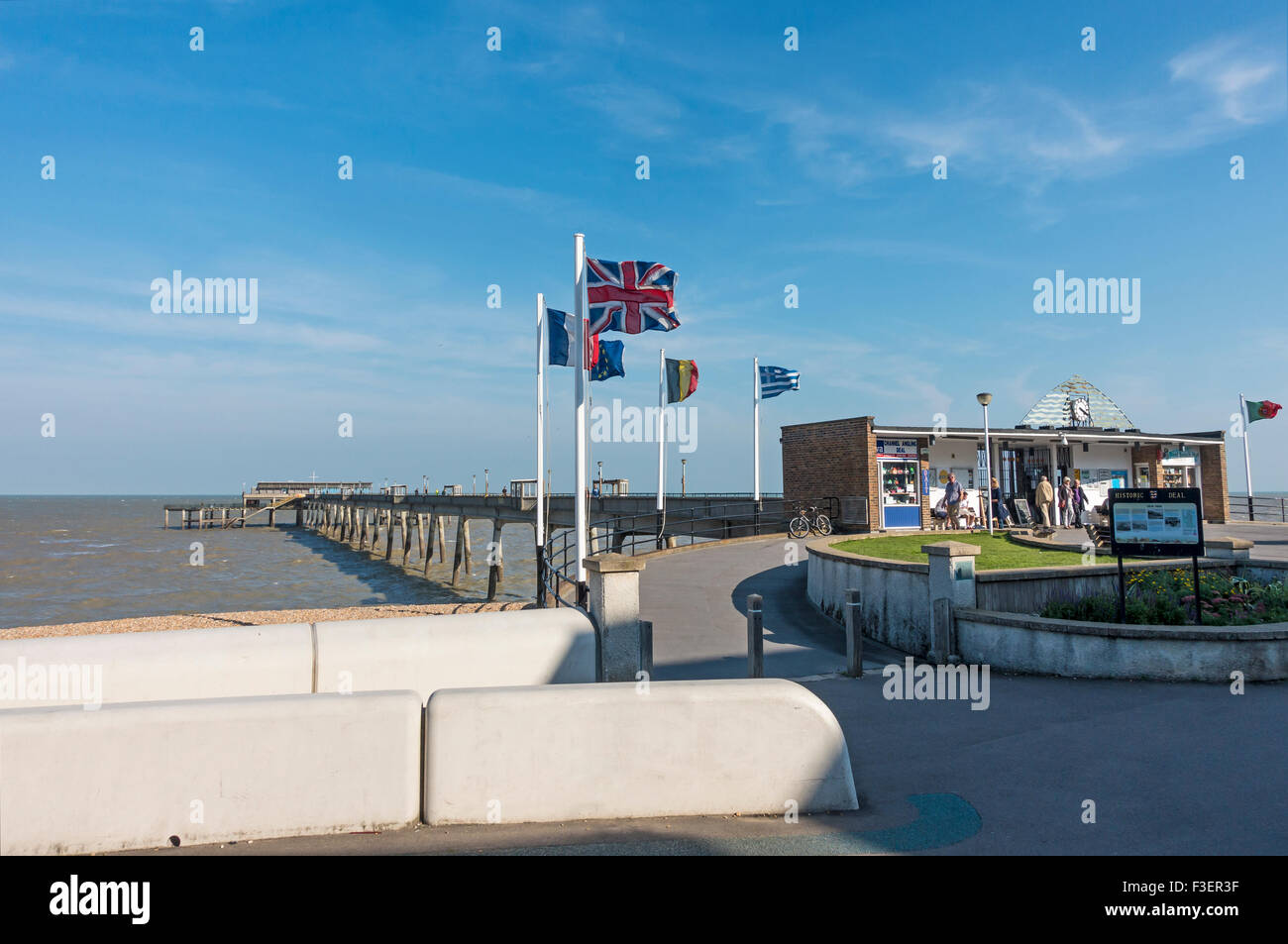 Trattare Pier Deal Kent England cittadina sul mare sole blu cielo Foto Stock