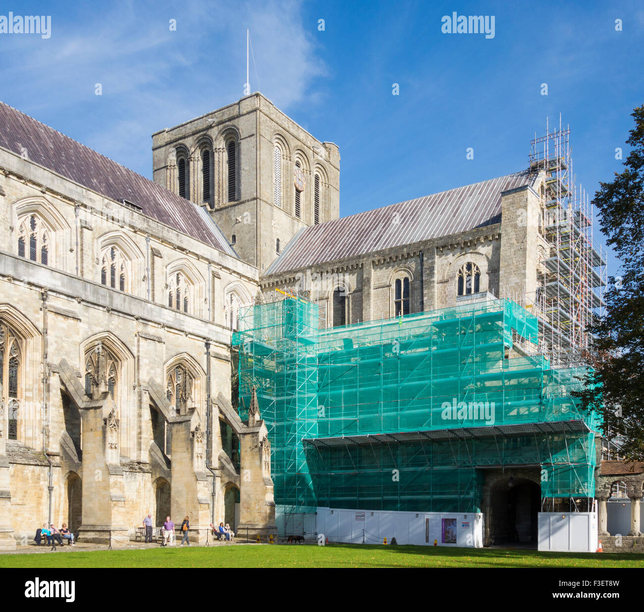 Ponteggio a Winchester Cathedral tanto necessari lavori di conservazione viene effettuata. Winchester, England, Regno Unito Foto Stock