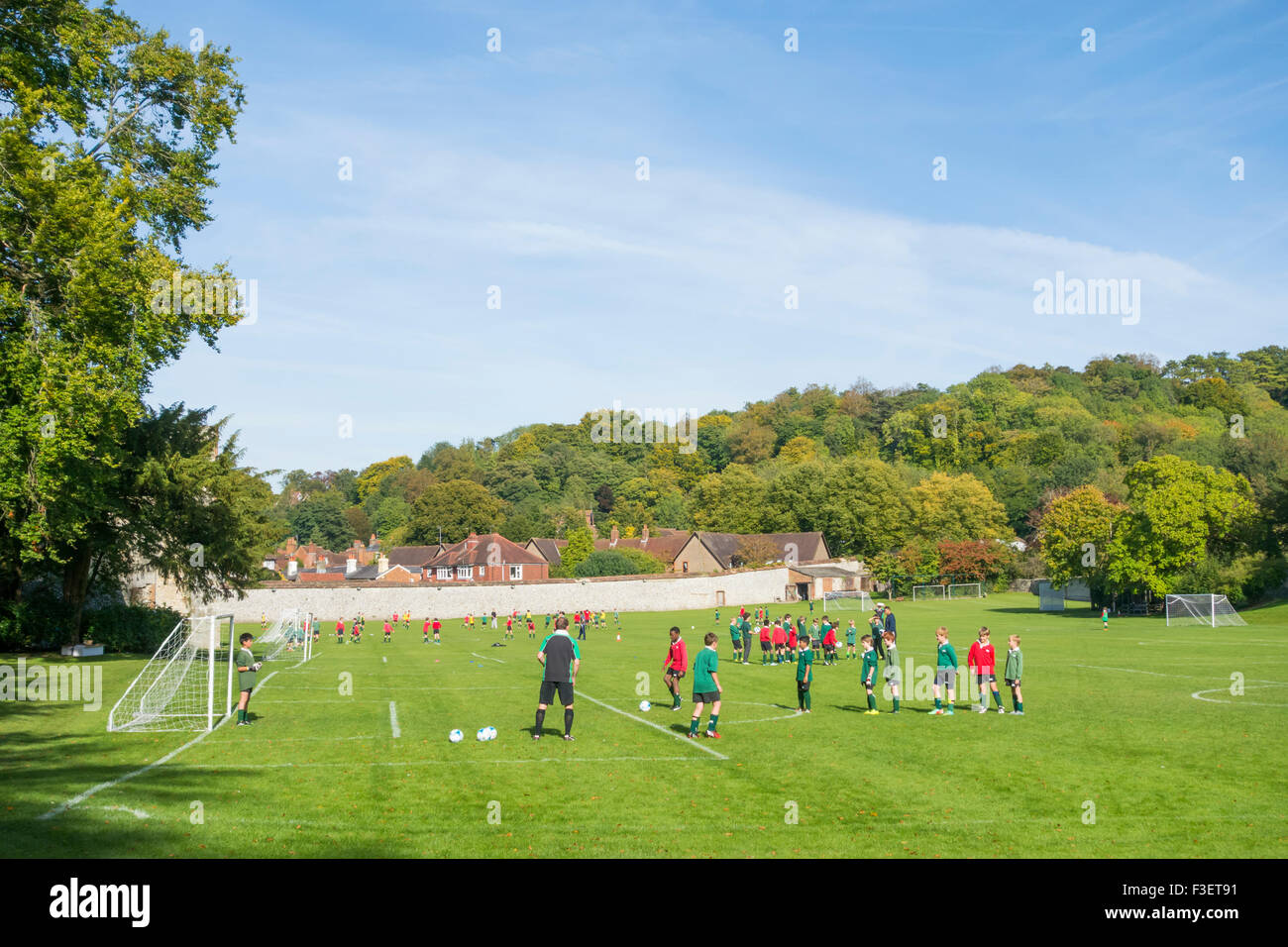 Gli allievi giocano a calcio sulla scuola privata i campi da gioco in Winchester, Hampshire. Regno Unito Foto Stock