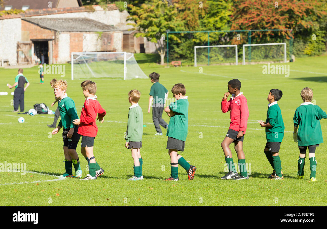 Gli allievi giocano a calcio sulla scuola privata i campi da gioco in Winchester, Hampshire. Regno Unito Foto Stock
