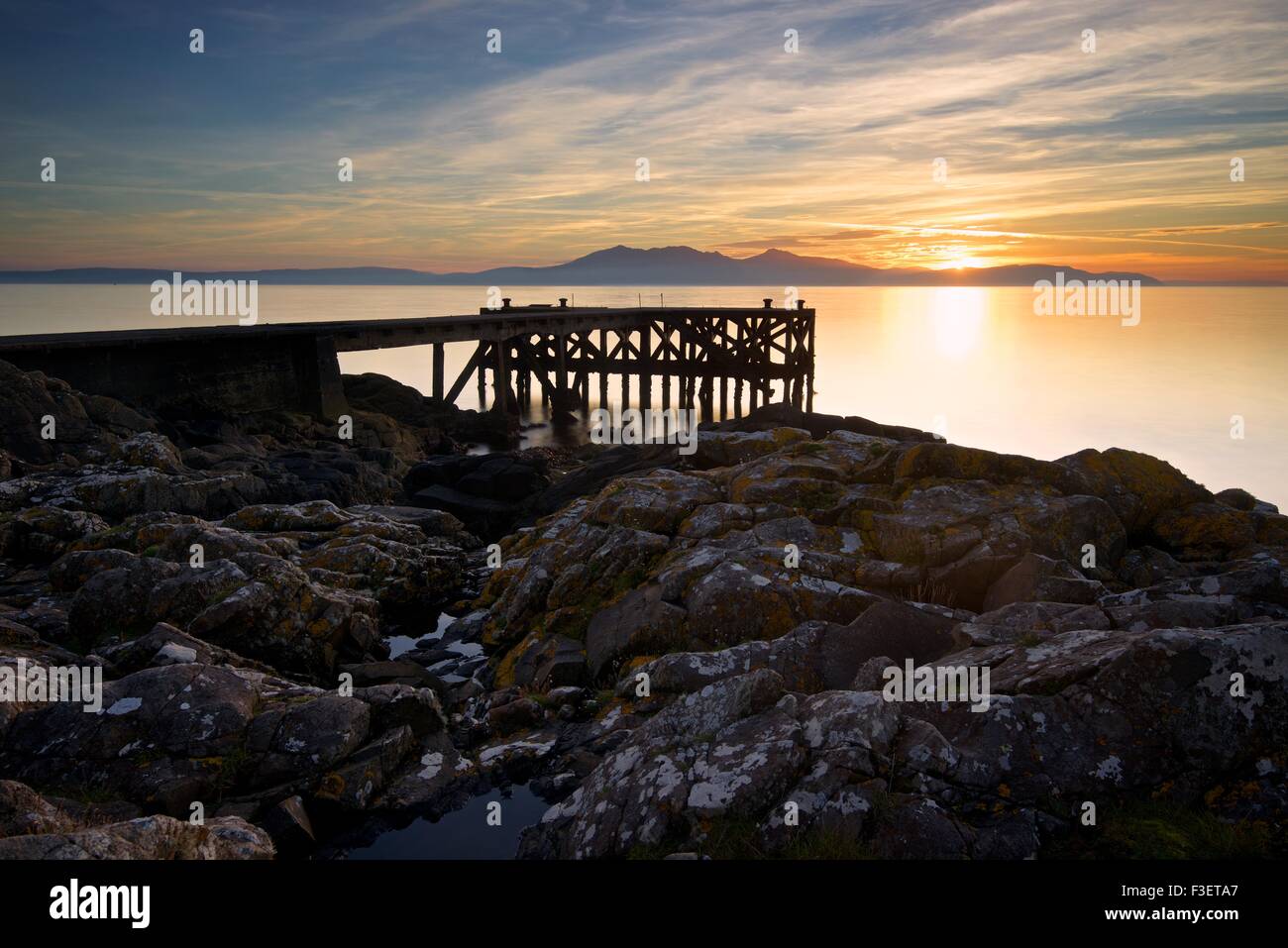 Sunset prese a Portencross Pier nello Ayrshire Foto Stock