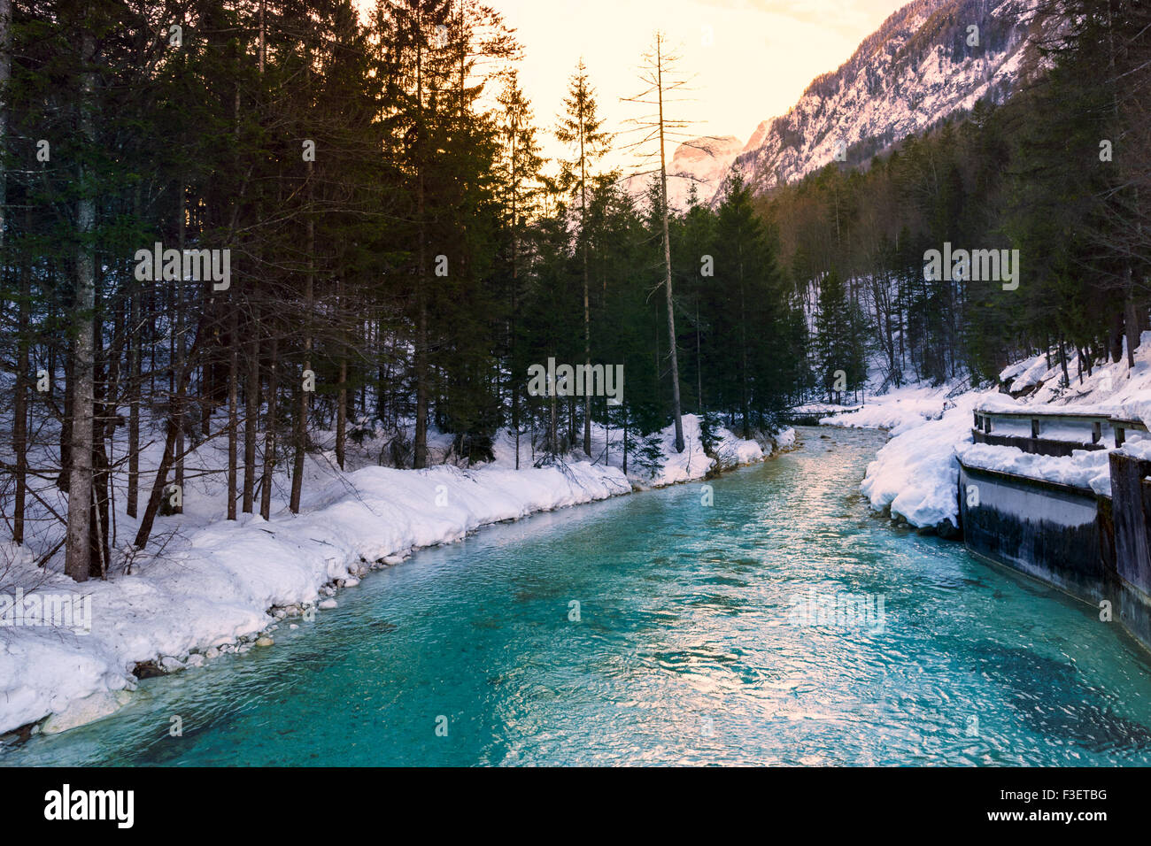 Fiume di montagna in inverno a Julia Alpi- Slovenia Foto Stock