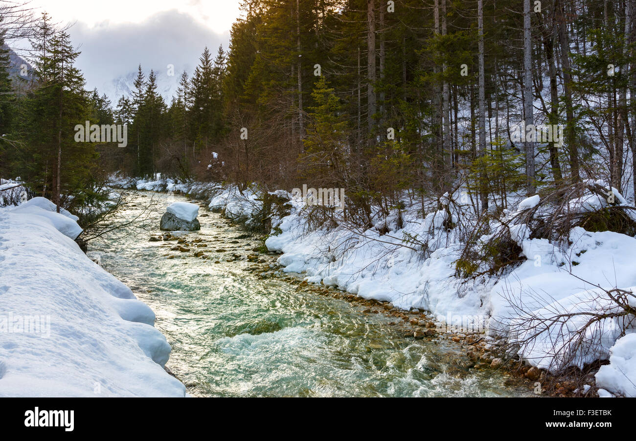 Fiume di montagna in inverno a Julia Alpi- Slovenia Foto Stock