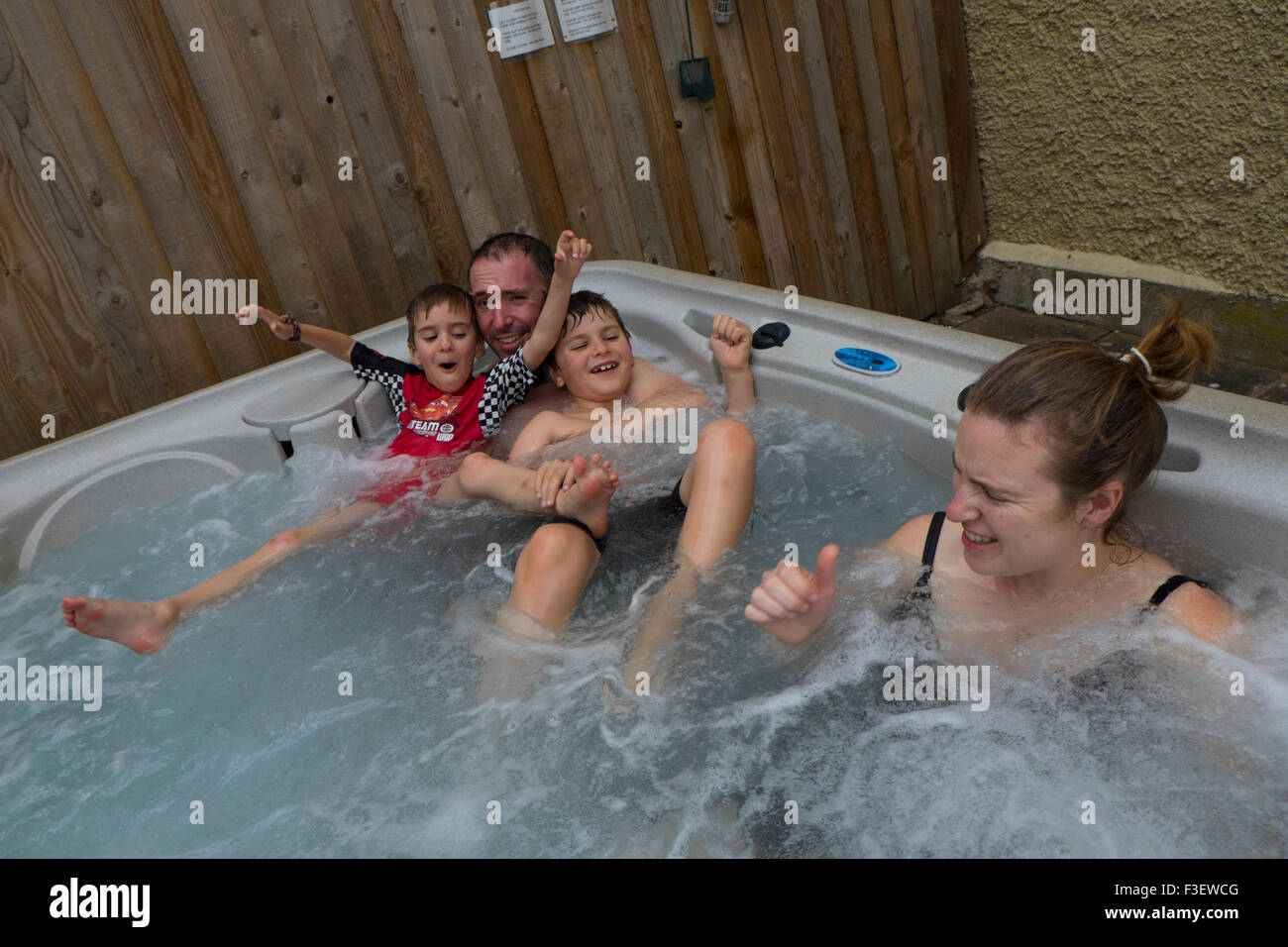 Famiglia rilassante in acqua calda vasca, Herefordshire, England, Regno Unito Foto Stock