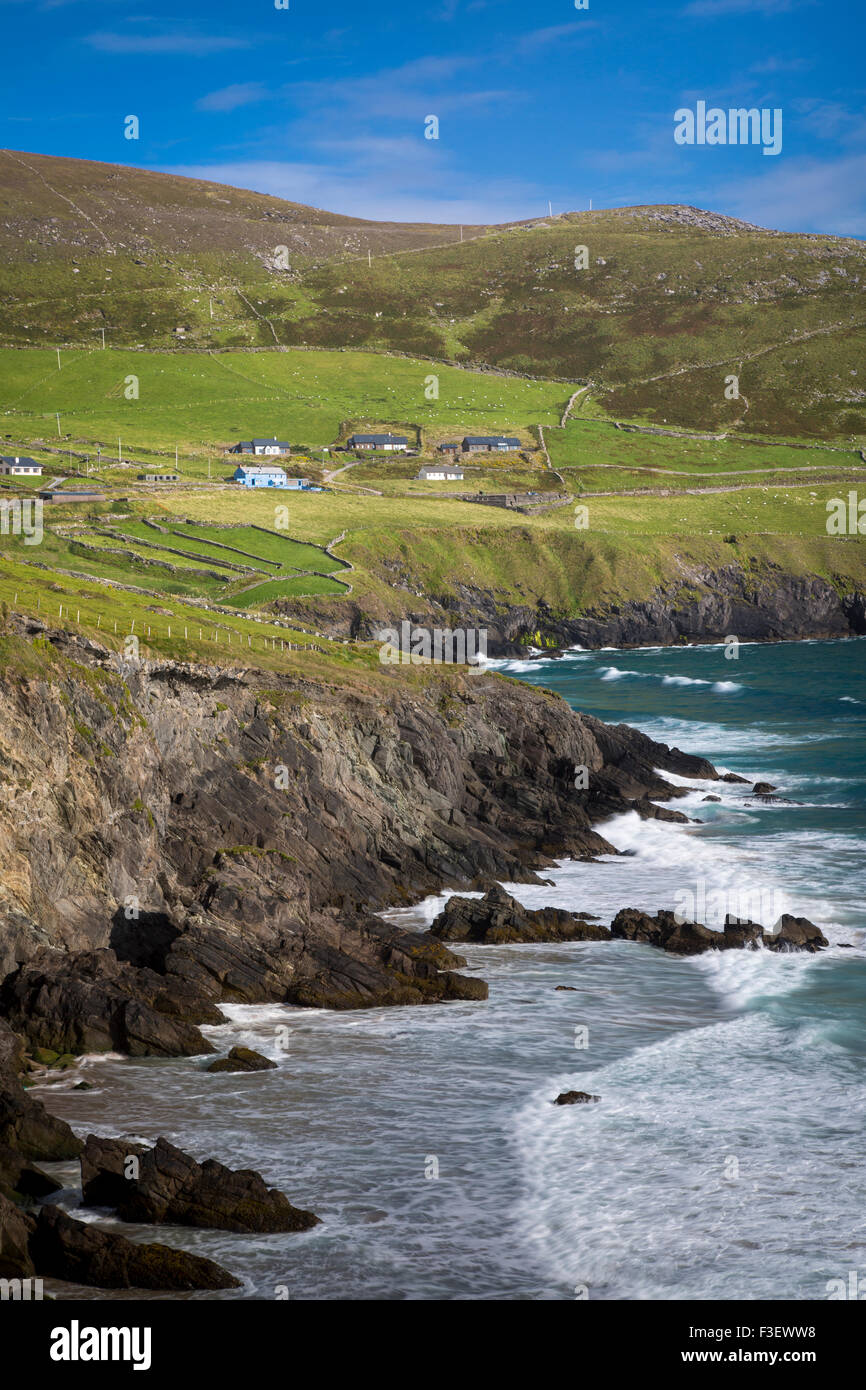 Piccolo villaggio di Coumeenoole lungo la costa rocciosa della penisola di Dingle, nella contea di Kerry, Repubblica di Irlanda Foto Stock