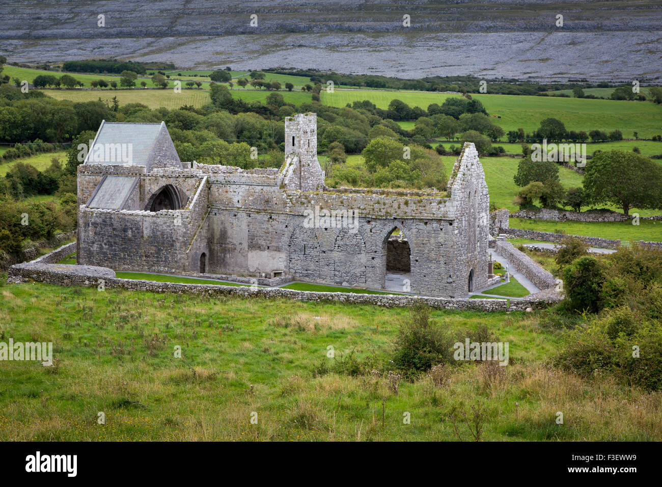 Rovine del XIII secolo Corcomroe Abbey vicino a Ballyvaughan nel Burren Regione della contea di Claire, Repubblica di Irlanda Foto Stock