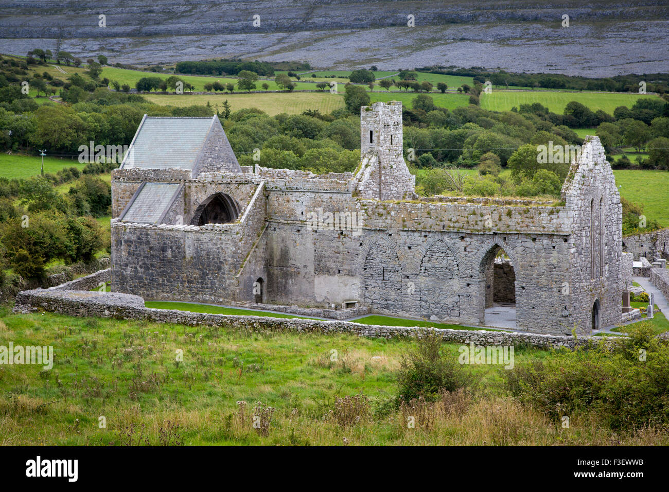 Rovine del XIII secolo Corcomroe Abbey vicino a Ballyvaughan nel Burren Regione della contea di Claire, Repubblica di Irlanda Foto Stock