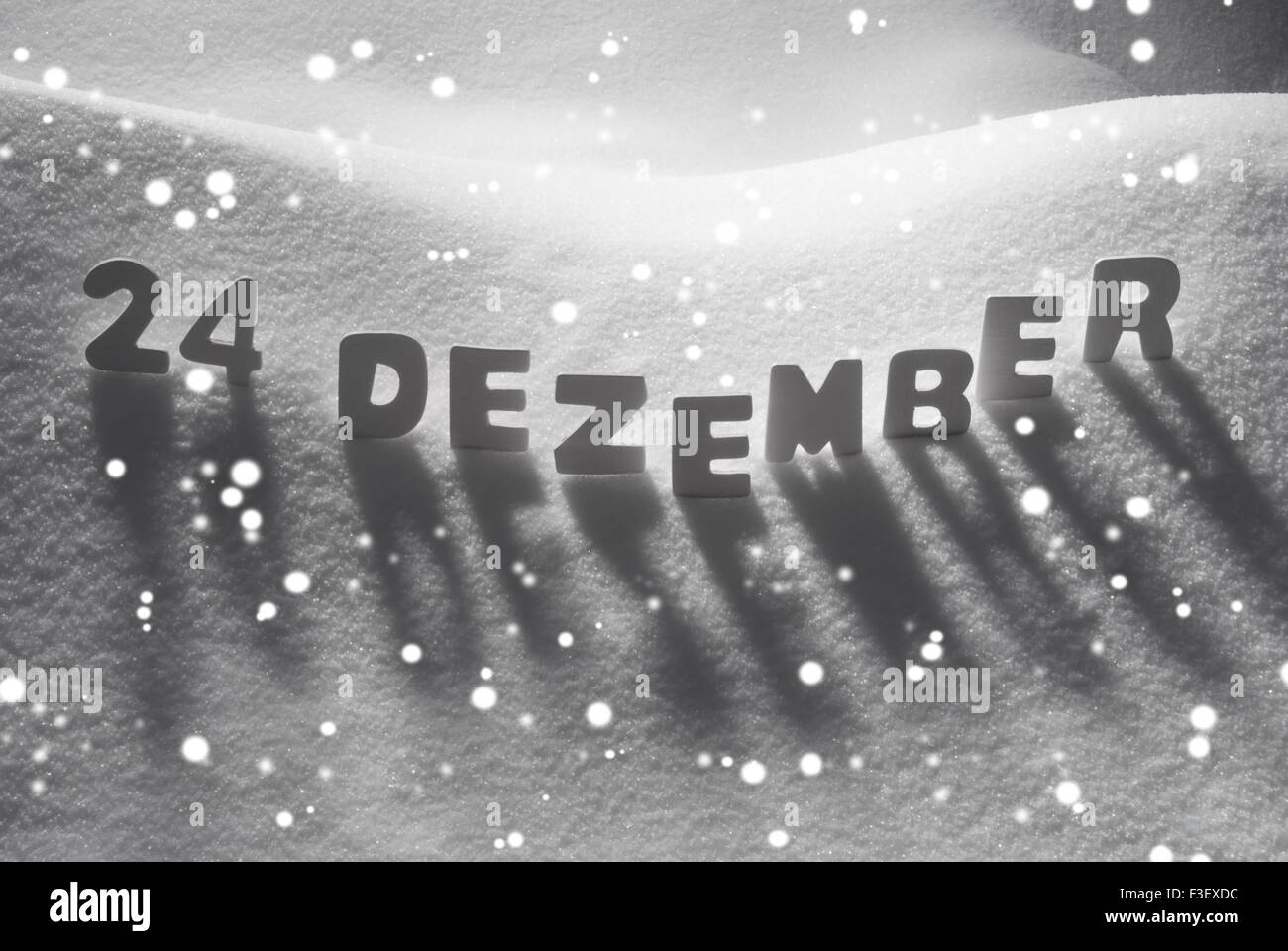 Parola bianco 24 Dezember significa 24 dicembre sulla neve, fiocchi di neve Foto Stock