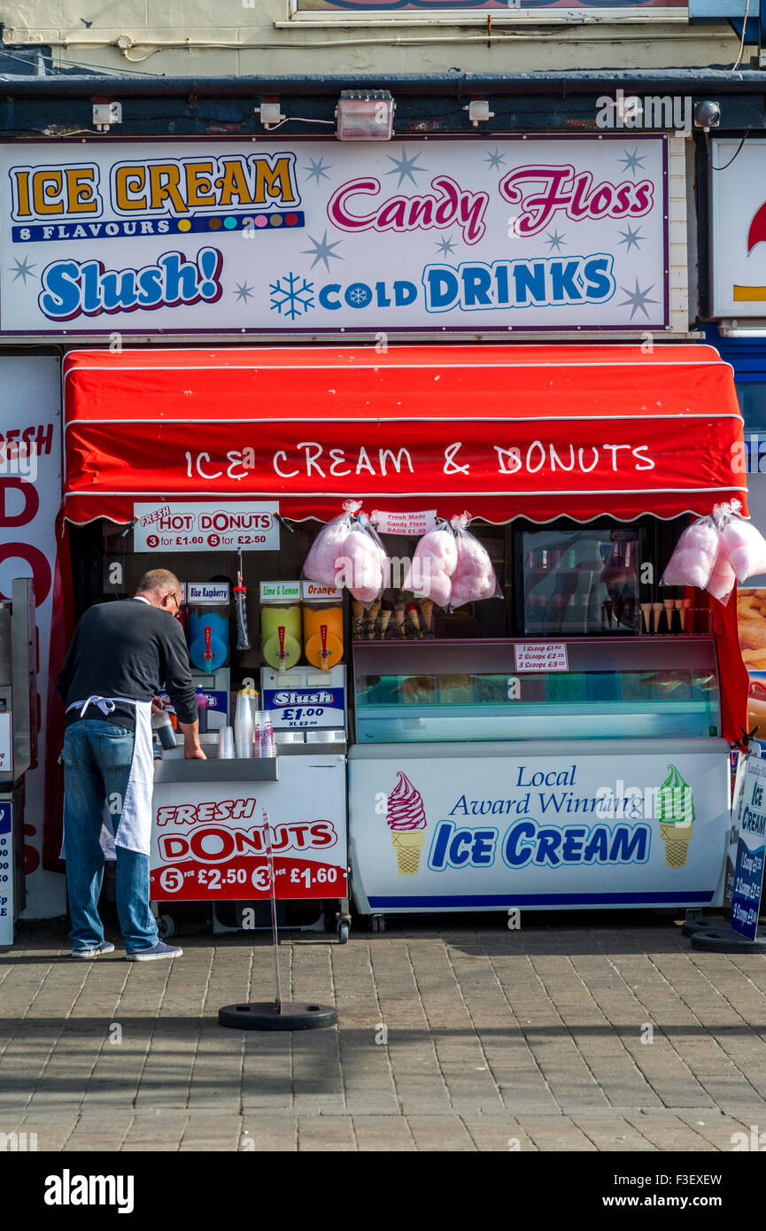 Promenade di Blackpool stallo del fornitore Foto Stock