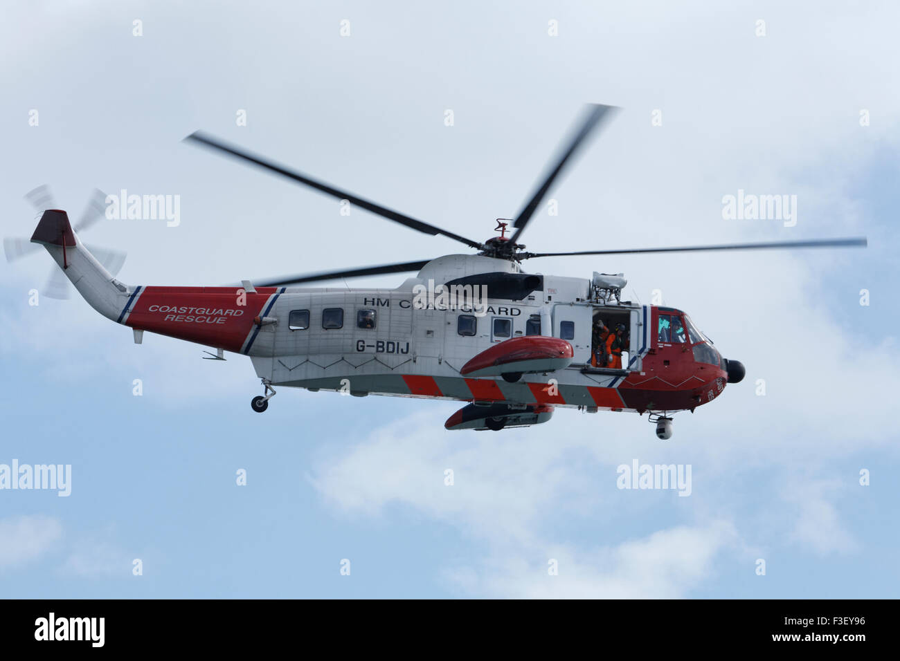 H.M Coastguard cerca e salva elicottero in volo, in mare aereo salvataggio esercizio al largo dell'isola di wight Coast, inghilterra uk Foto Stock