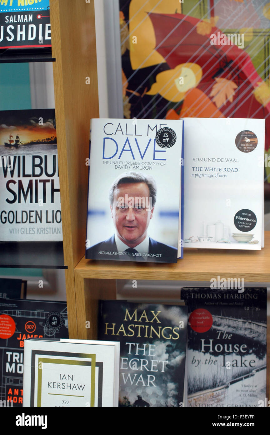 Londra, UK, 6 ottobre 2015,biografia non autorizzata David Cameron 'Call Me  Dave' da Michael Ashcroft & Isabel Oakeshott sulla vendita bookshop Foto  stock - Alamy