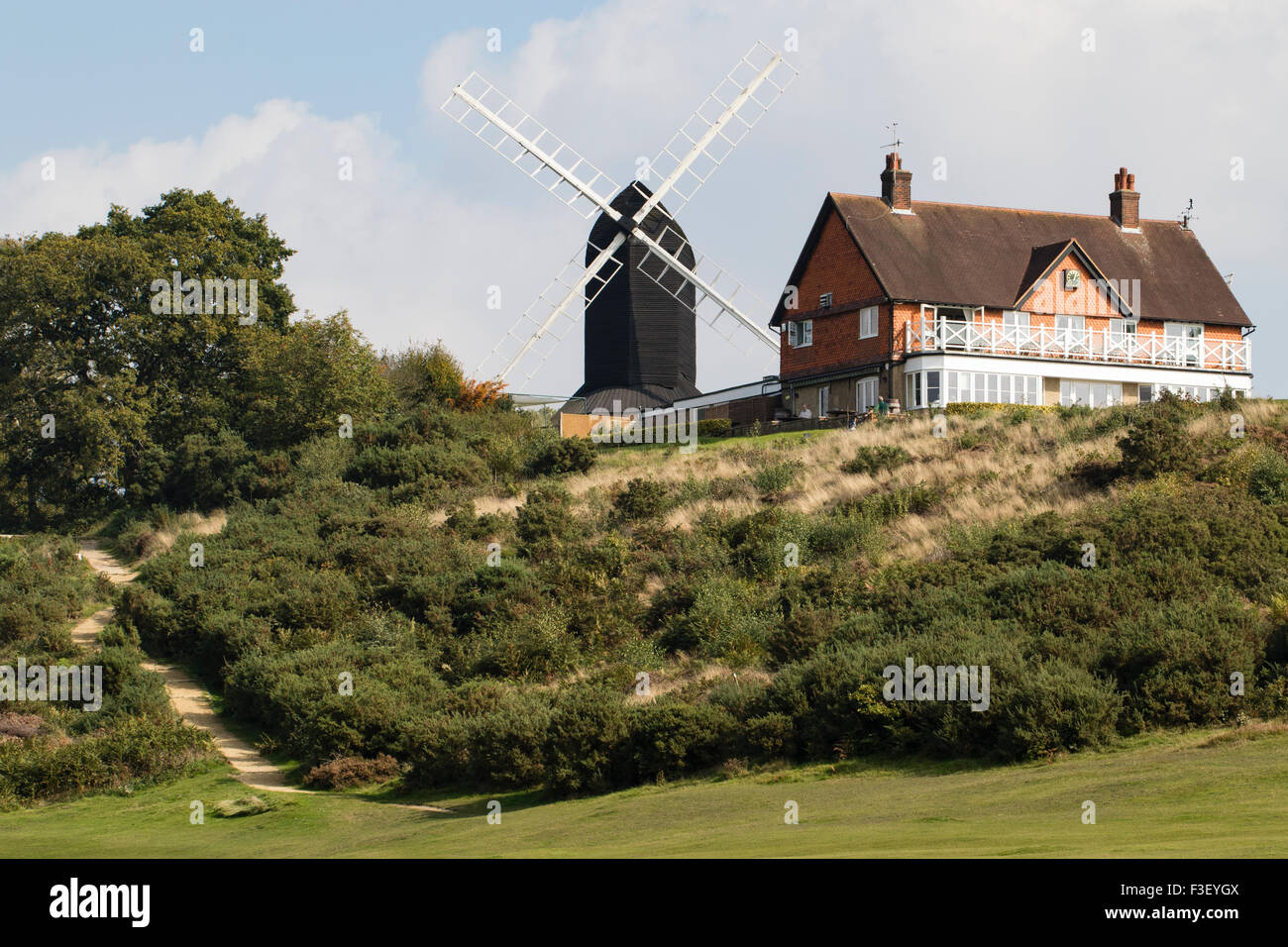 Reigate Heath golf clubhouse e il mulino a vento Foto Stock