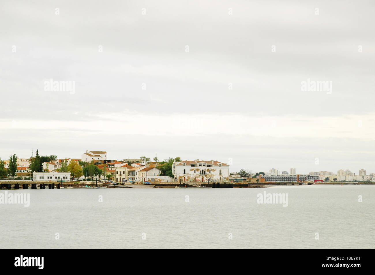 Vecchia città industriale su una riva di un fiume Foto Stock