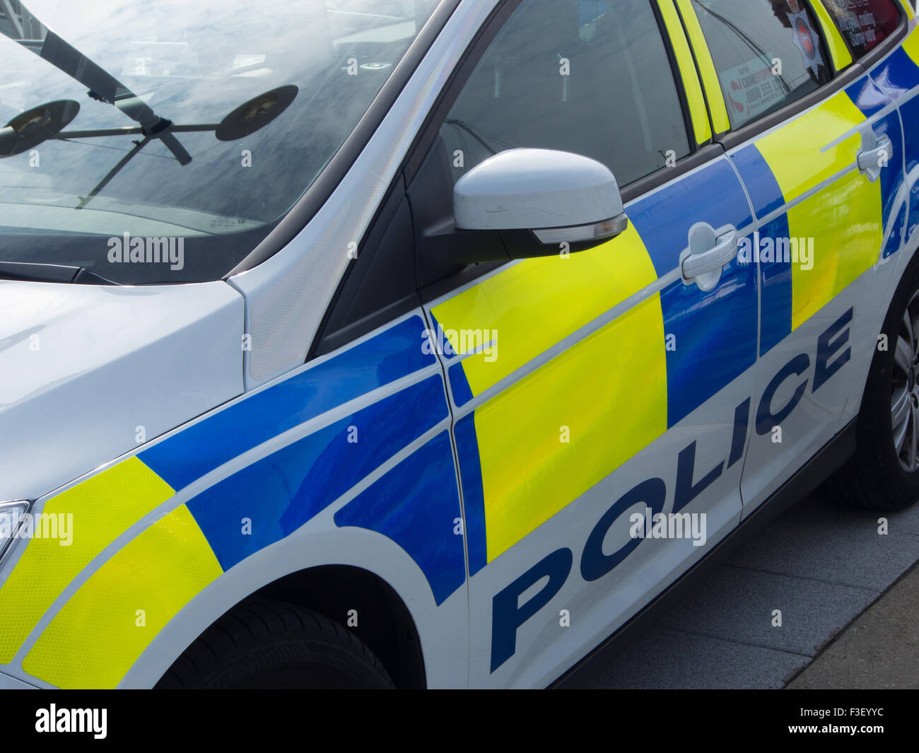 Vista ravvicinata del lato di un automobile della polizia Foto Stock