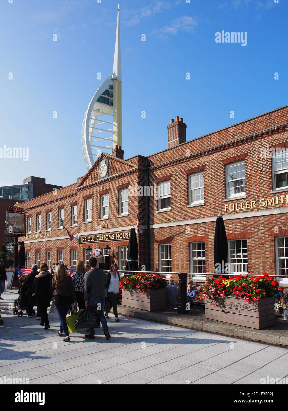 La vecchia casa doganale public house un grado 1 elencati edificio, al Gunwharf Quays, Portsmouth, Inghilterra Foto Stock