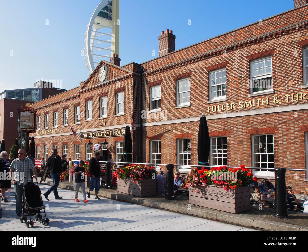 La vecchia casa doganale public house un grado 1 elencati edificio, al Gunwharf Quays, Portsmouth, Inghilterra Foto Stock