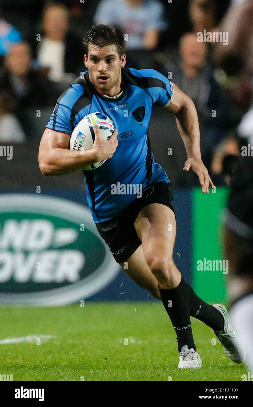 Stadium MK, Milton Keynes, Regno Unito. 06 ott 2015. Coppa del Mondo di rugby. Isole Figi versus Uruguay. Joaquin Prada di Uruguay sulla sfera. Punteggio finale: Figi 47-15 Uruguay. Credito: Azione Sport Plus/Alamy Live News Foto Stock