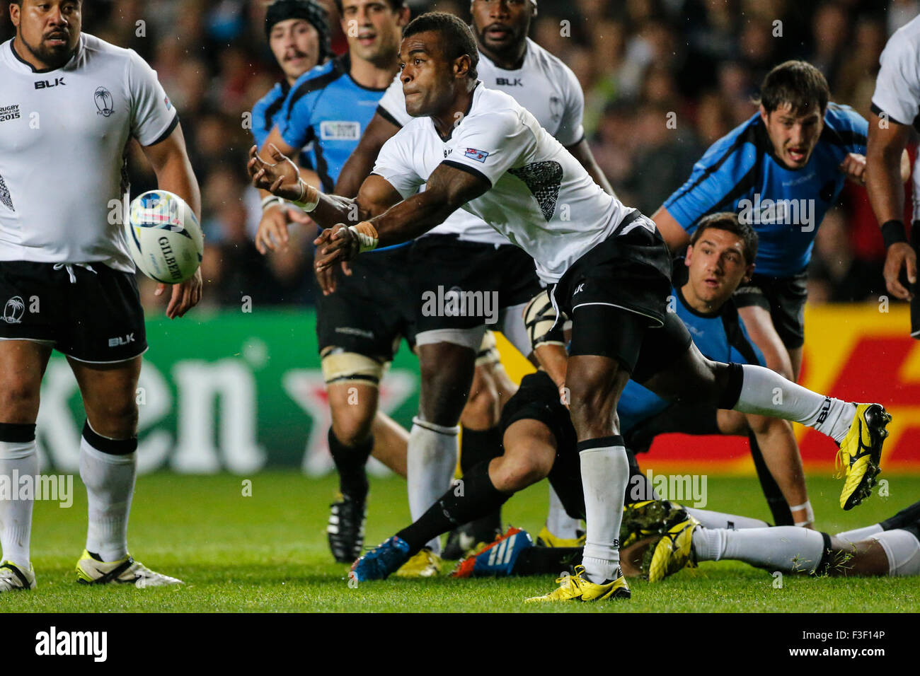 Stadium MK, Milton Keynes, Regno Unito. 06 ott 2015. Coppa del Mondo di rugby. Isole Figi versus Uruguay. Vereniki Goneva di Figi gira un pass. Punteggio finale: Figi 47-15 Uruguay. Credito: Azione Sport Plus/Alamy Live News Foto Stock