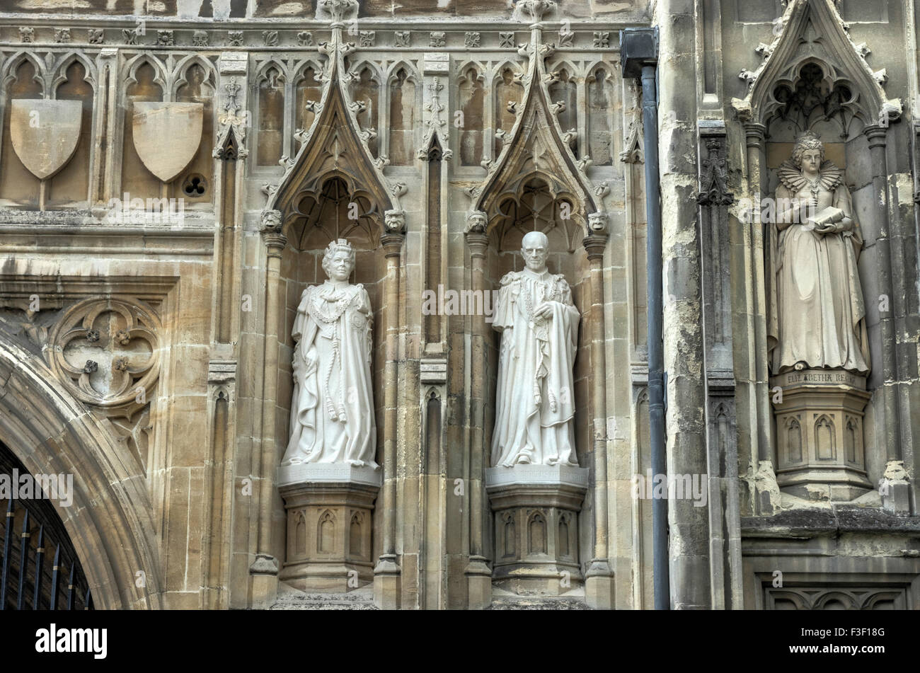 Statua della Regina Elisabetta II alla Cattedrale di Canterbury. Foto Stock