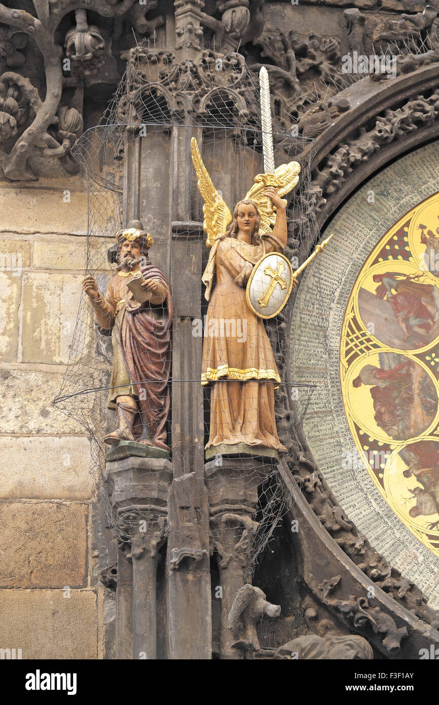 Figure scolpite, Orologio Astrologico, il vecchio municipio e la piazza della città vecchia di Praga, Repubblica ceca. Foto Stock