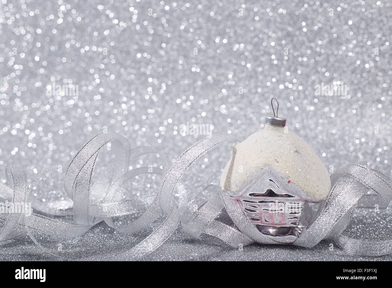Decorazioni di Natale su shiny glitter con fondo argento con spazio di copia Foto Stock