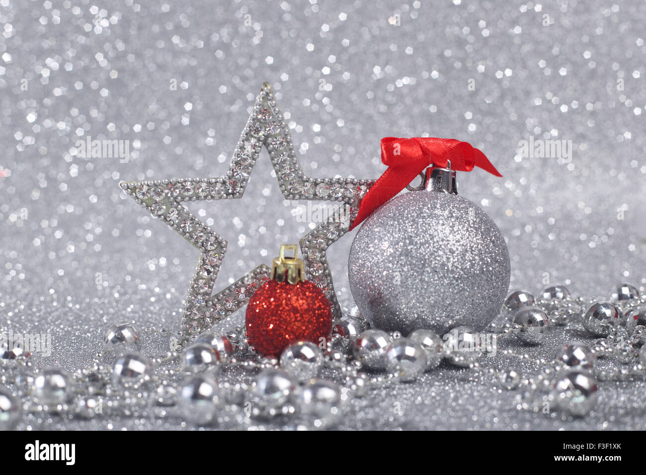 Decorazioni di Natale su shiny glitter con fondo argento con spazio di copia Foto Stock