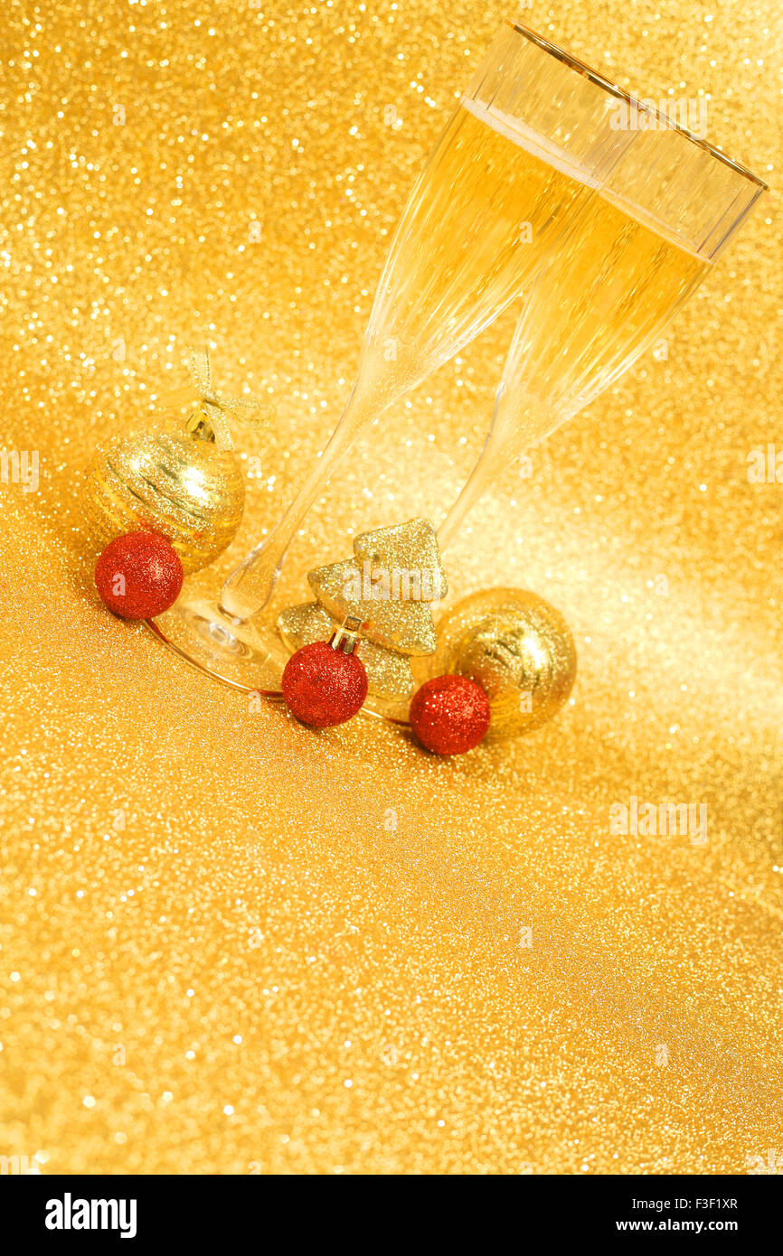Champagne e decorazioni di Natale sul golden glitter sfondo con spazio di copia Foto Stock
