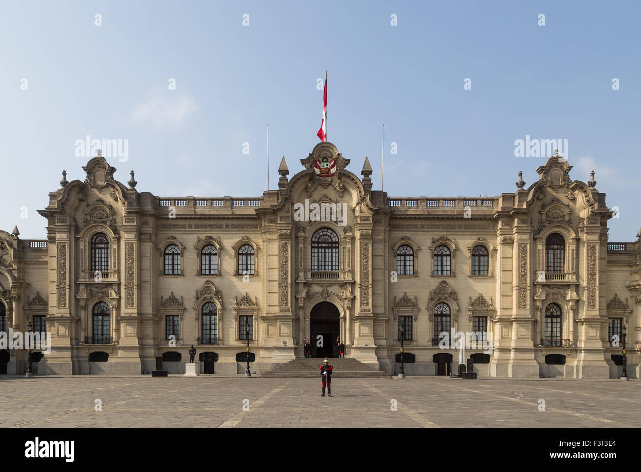 Lima in Perù - 5 Settembre 2015: il Palazzo del Governo nel centro della città con le guardie in piedi davanti ad esso. Foto Stock