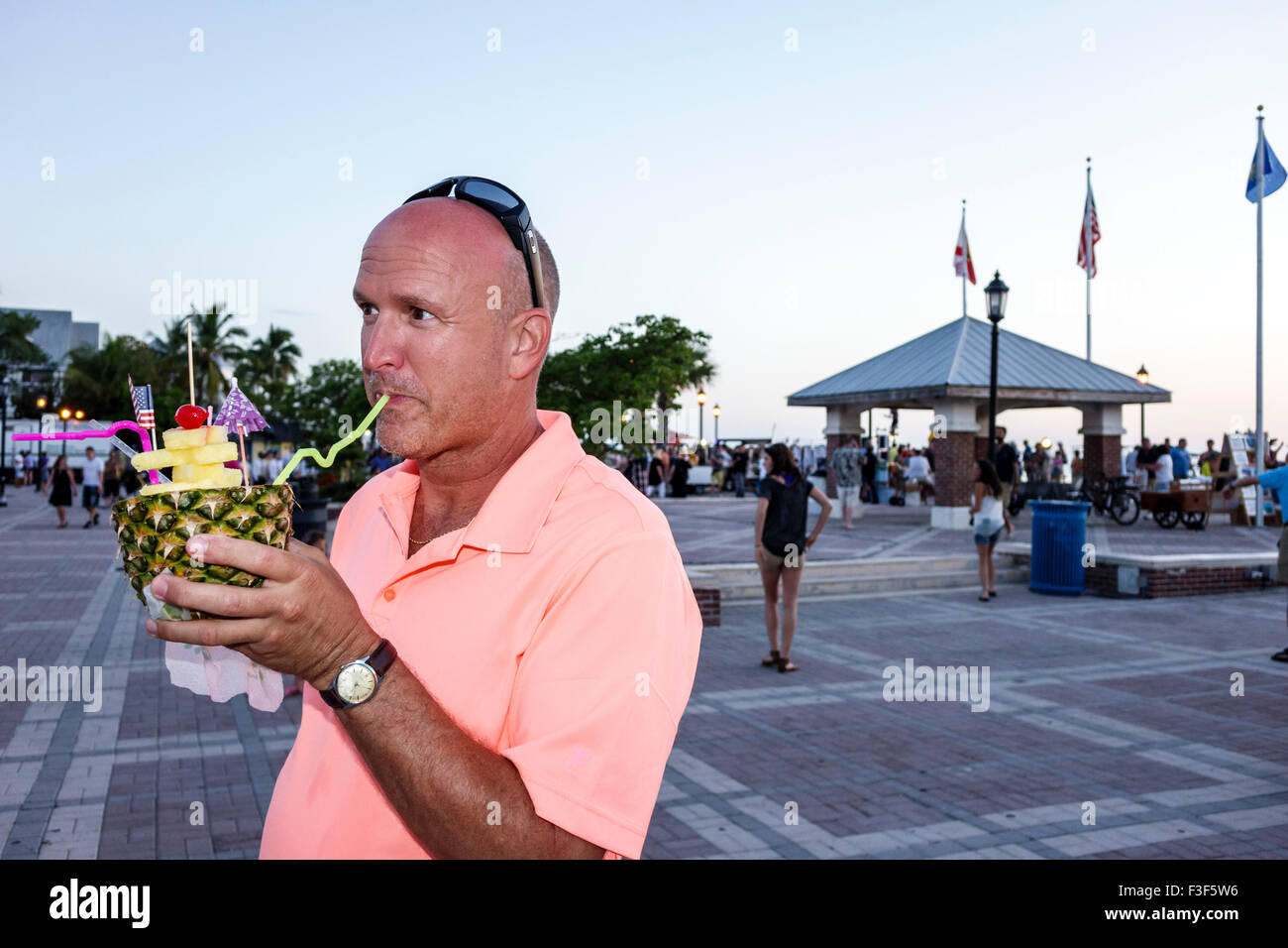 Key West Florida,Keys Mallory Square Dock,festa al tramonto,festival,uomo maschio,sorseggia,paglia,pina colada,bevande alcoliche,FL150508083 Foto Stock