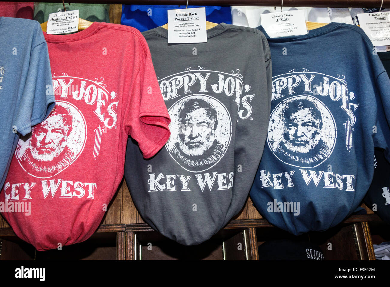 Key West Florida, Keys Old Town, Duval Street, serata notturna, Sloppy Joe's Bar, interno, negozio di articoli da regalo, negozio di souvenir, maglietta, Ernest Hemingway, FL1505 Foto Stock