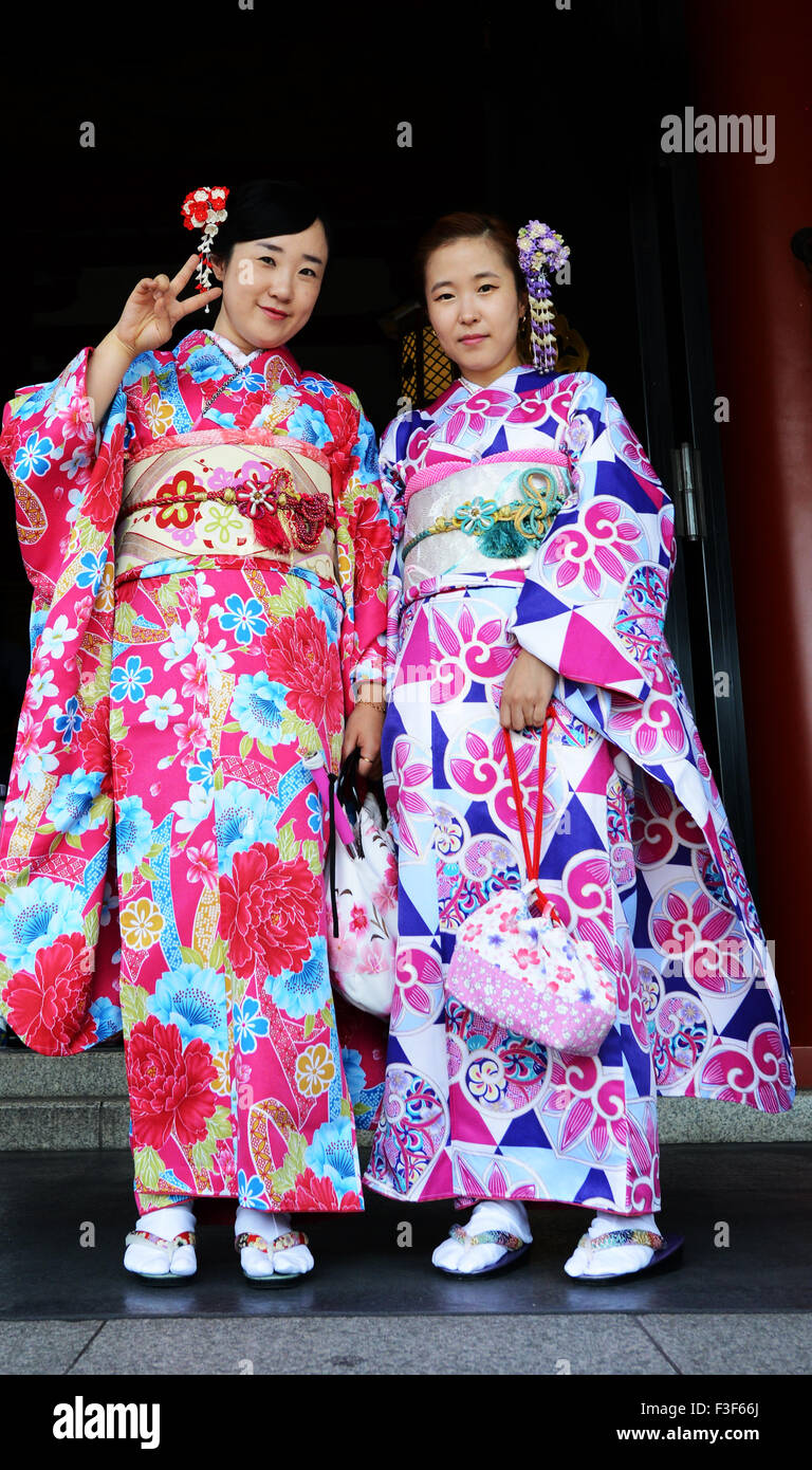 Giovani donne giapponesi vestiti con i tradizionali colorati abiti kimono  Foto stock - Alamy