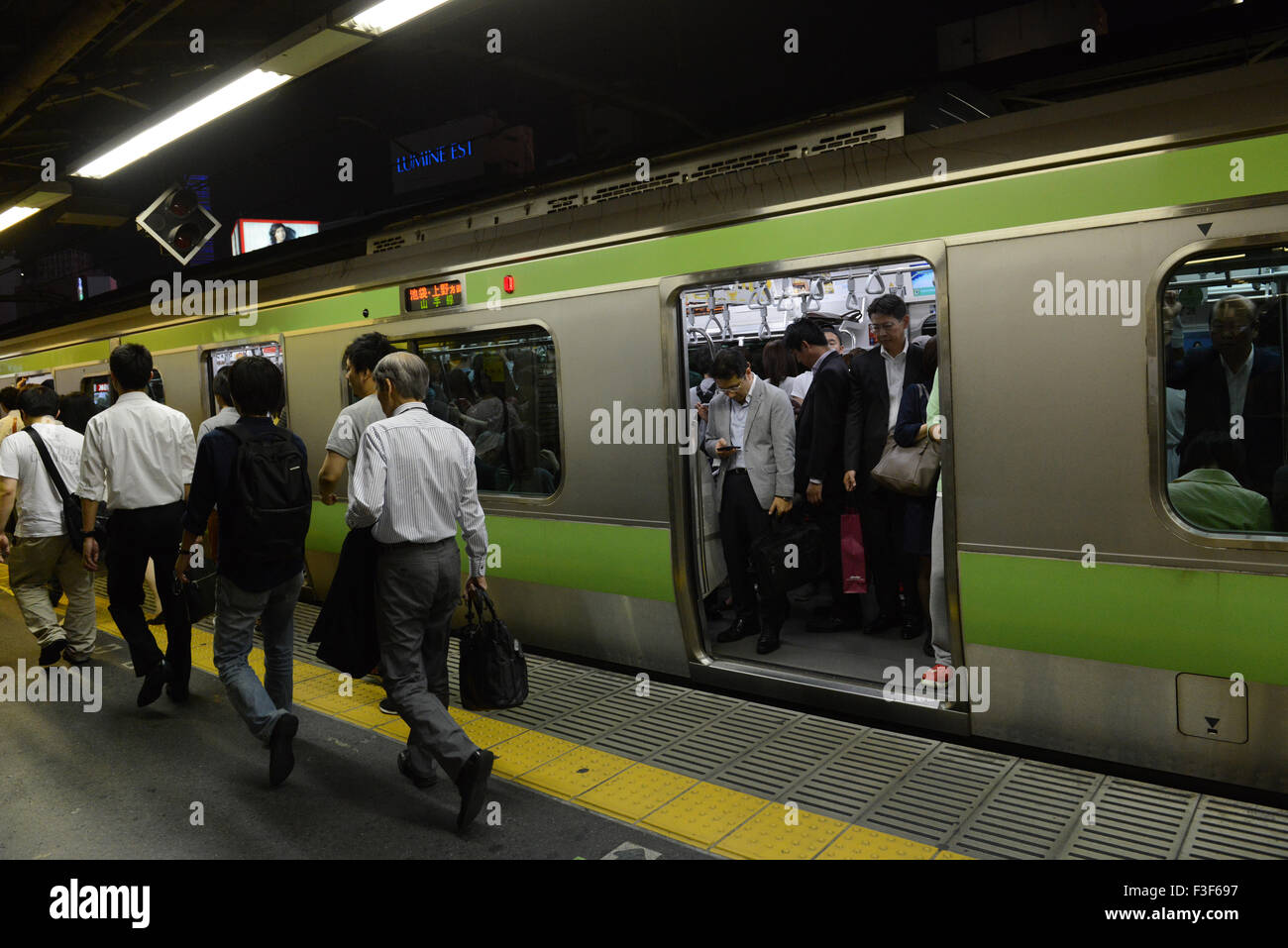 I passeggeri sulla Linea Yamanote a Tokyo. Foto Stock