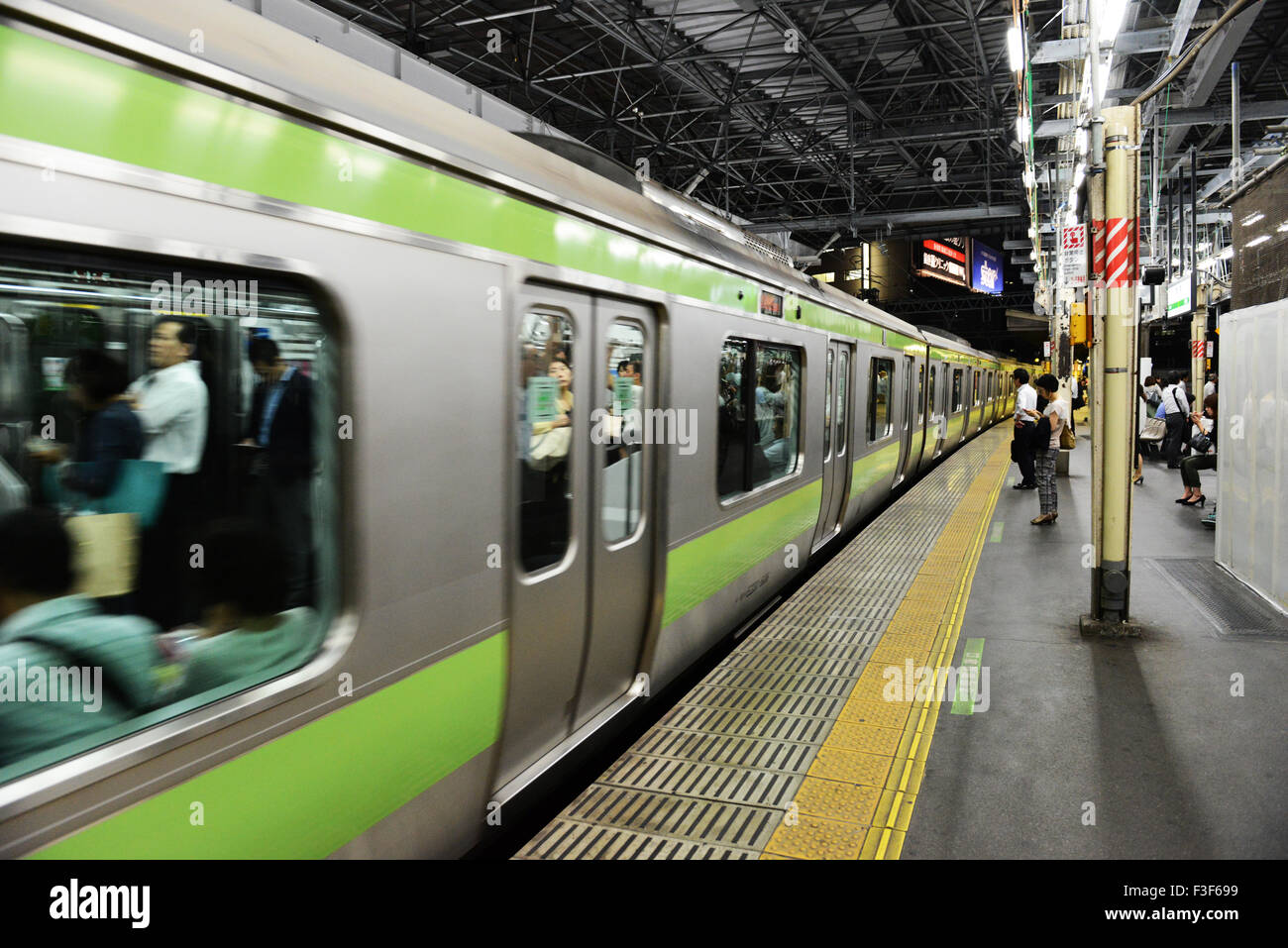I passeggeri sulla Linea Yamanote a Tokyo. Foto Stock